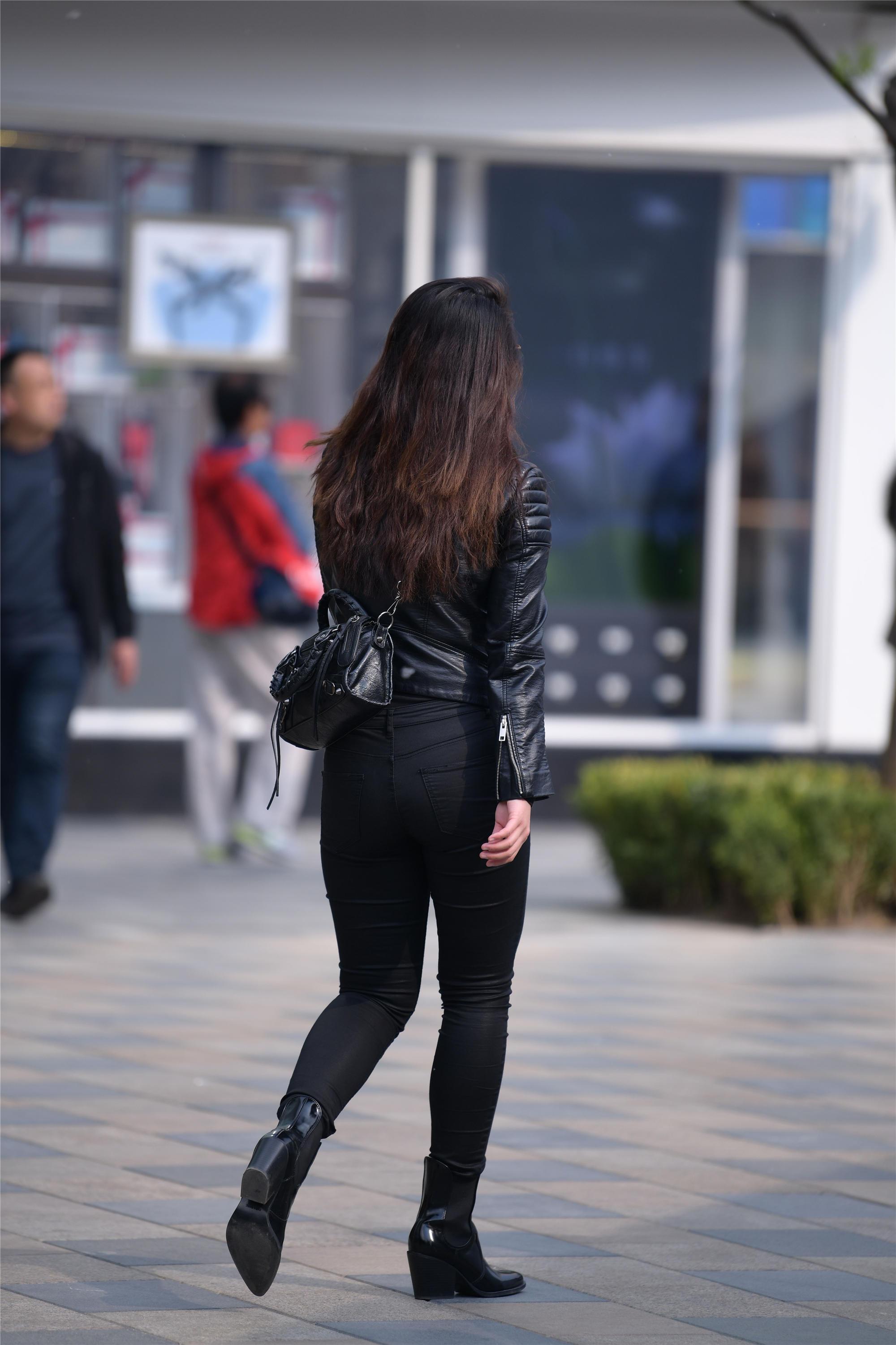 皮夹克,皮裤和黑色皮靴,黑色也可以搭配的这么有层次和质感