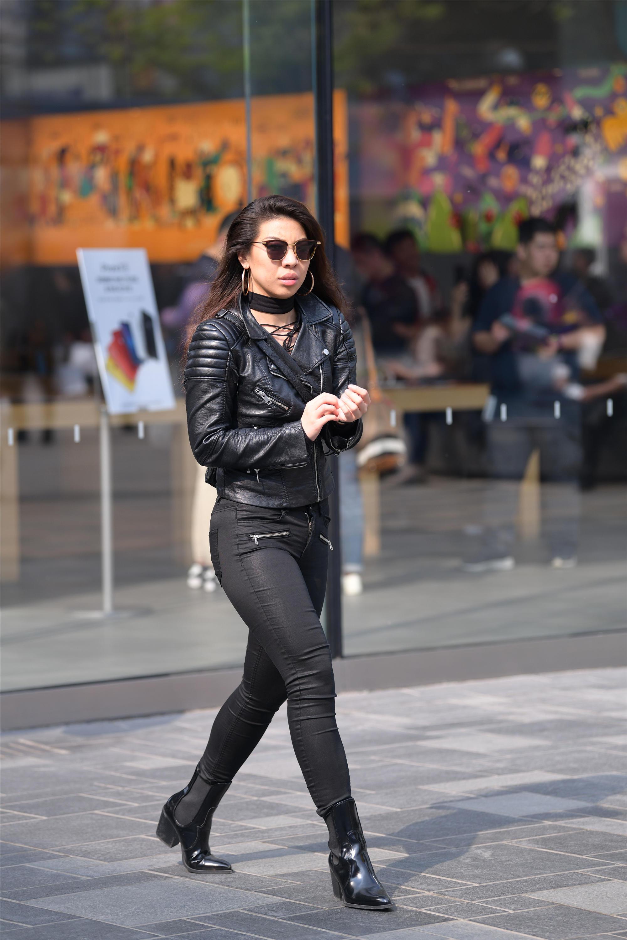 皮夹克,皮裤和黑色皮靴,黑色也可以搭配的这么有层次和质感