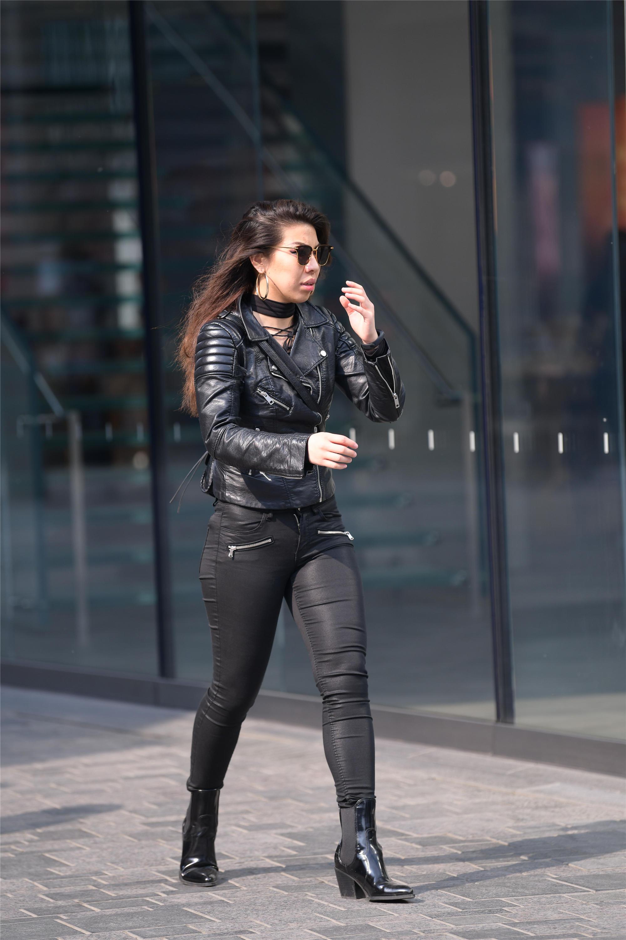 皮夹克,皮裤和黑色皮靴,黑色也可以搭配的这么有层次和质感