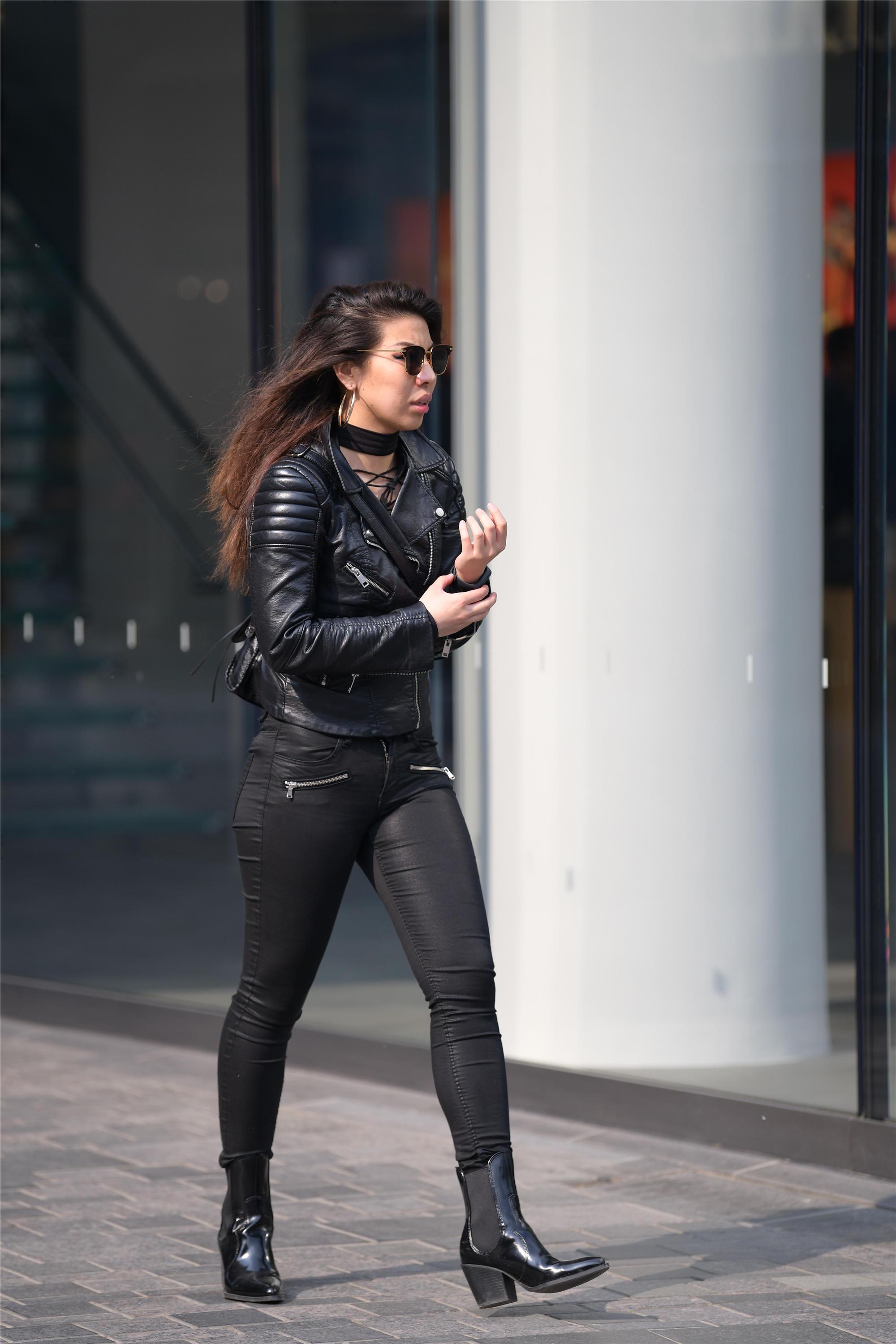 皮夹克,皮裤和黑色皮靴,黑色也可以搭配的这么有层次和质感