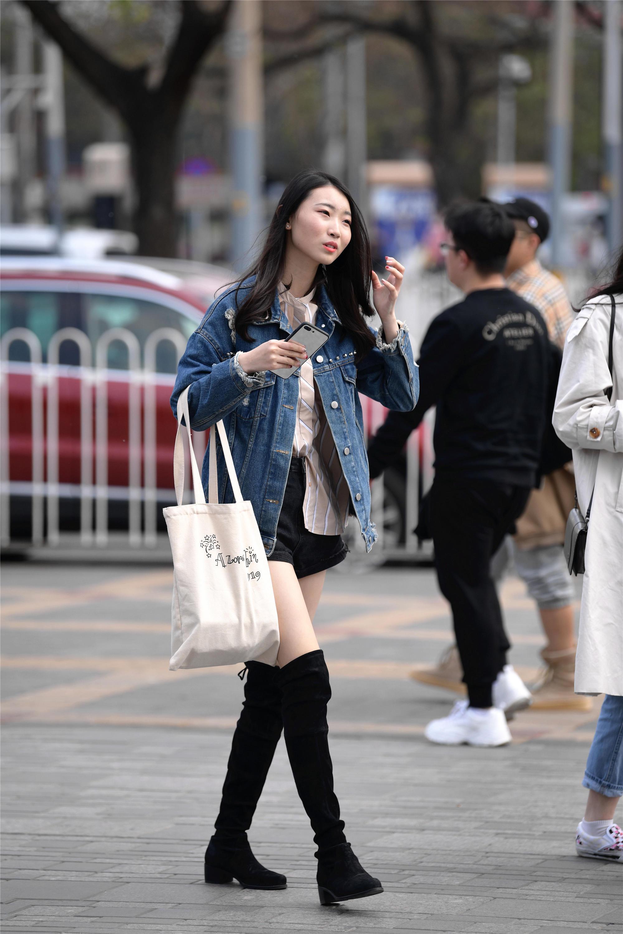 到了春夏之交,姑娘已经不是修身牛仔搭配长靴了,而是短裤配长靴