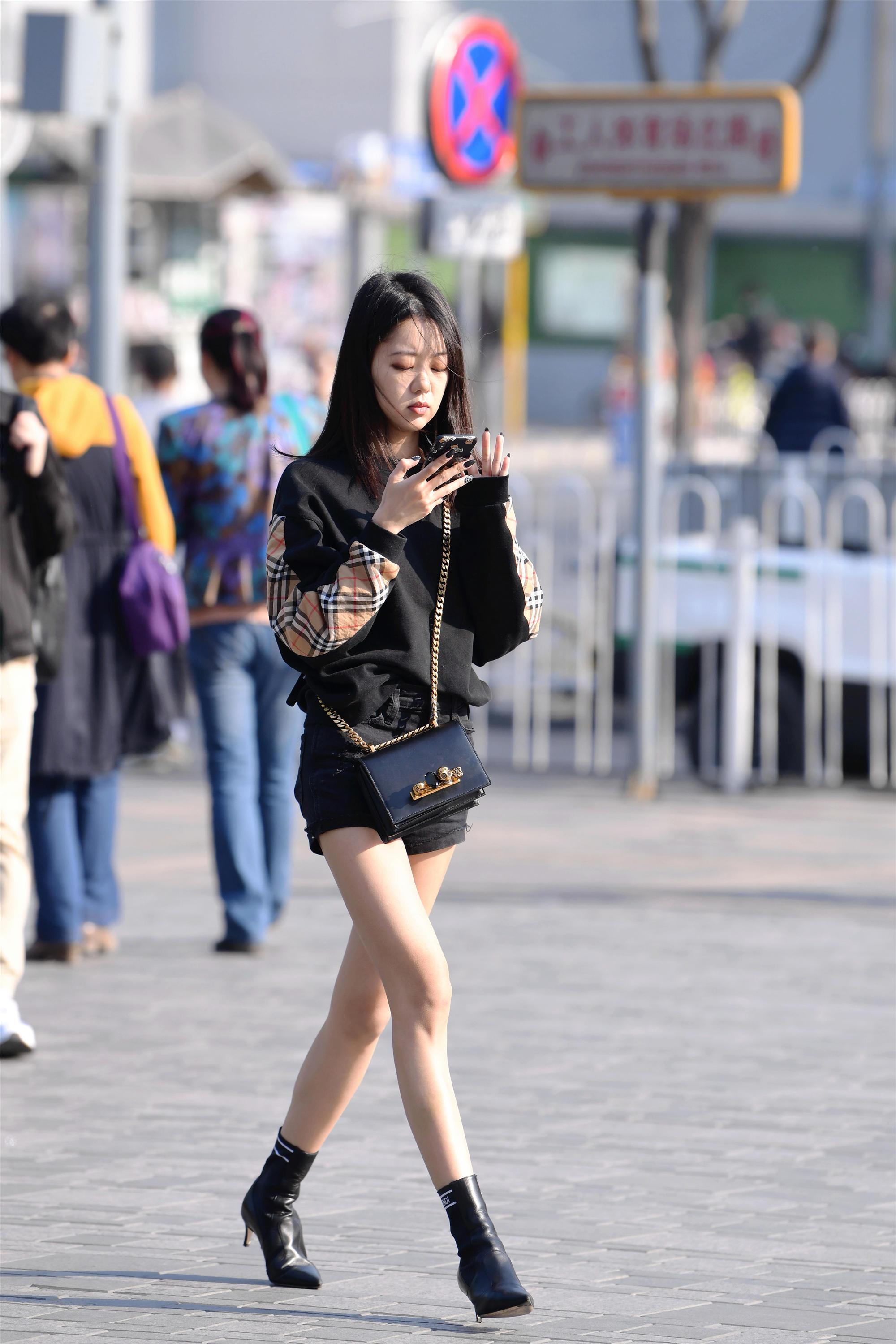 春天的美女想要搭配的精致一些一双漂亮的高跟鞋必不可少的