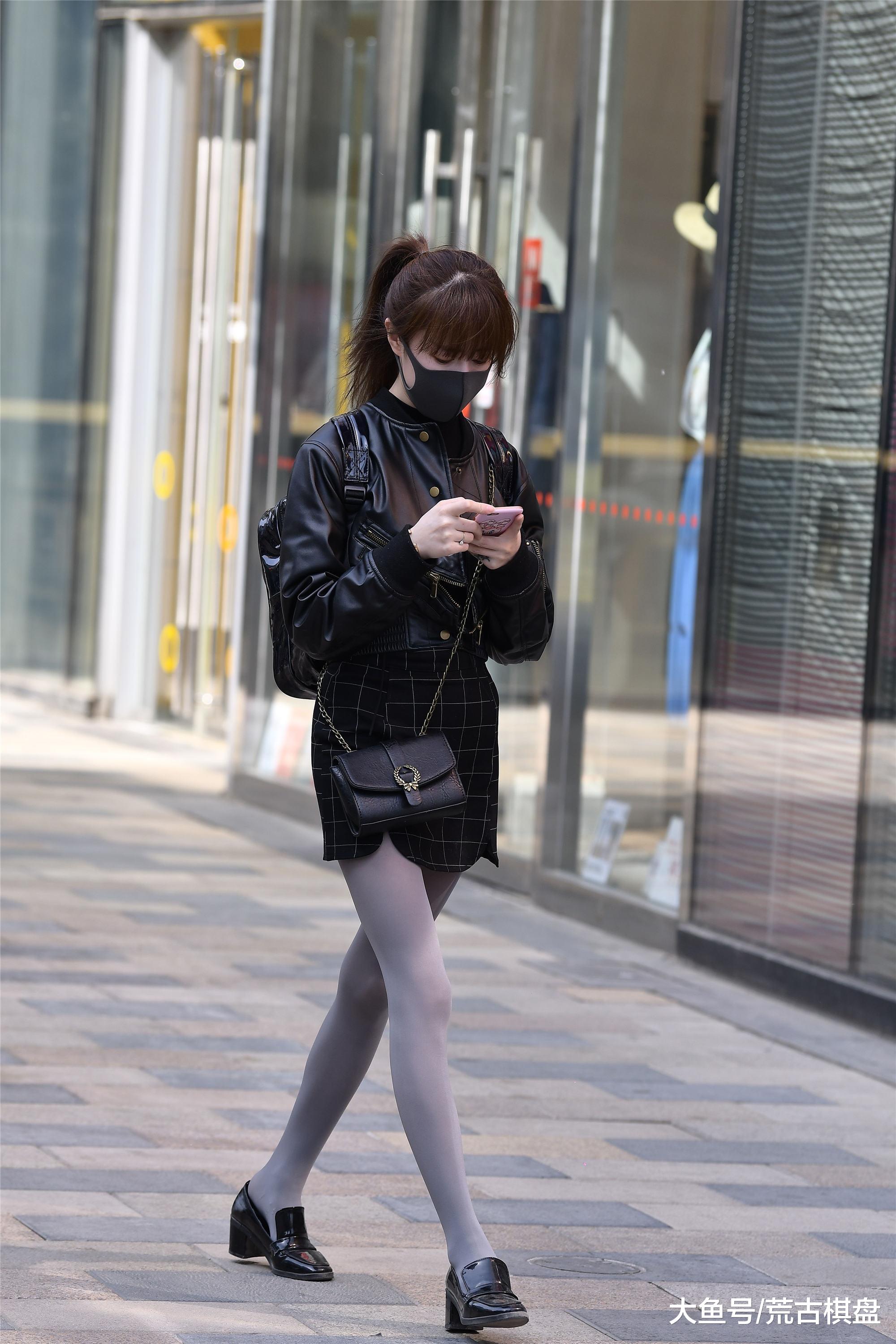 穿着灰丝搭配高腰筒裙,显质感的皮夹克,美女搭配出高级品味
