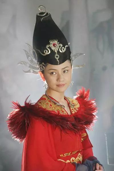 之后胡可又陆续演了《鹿鼎记》中风情美艳的苏荃和《风声传奇》中干练