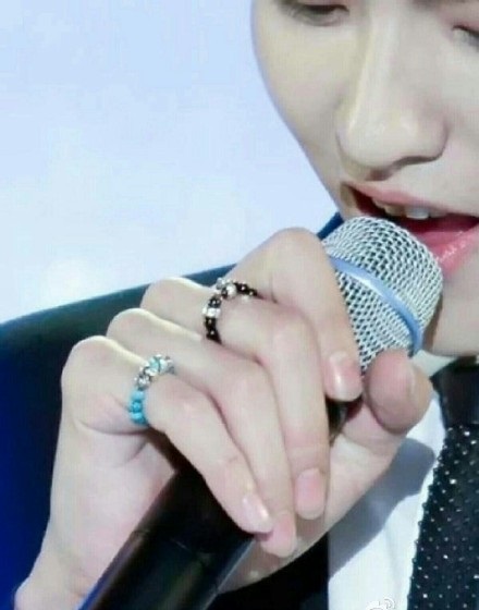 吴亦凡我们的白rap除了钱多,会rap,他还会秀美手!