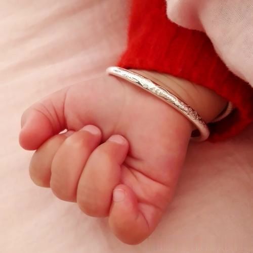 宝宝戴的手镯黄金和银什么款式比较好?选错很吃亏,请收藏备用!