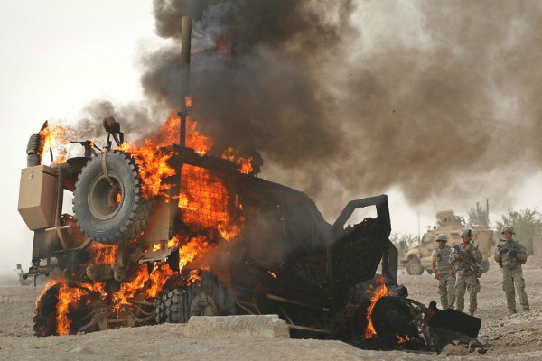 美军为防土耳其偷袭部署特种兵怎料一声巨响装甲车被掀翻