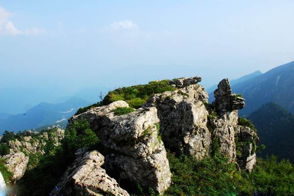 登顶西安牛背梁一览众山小