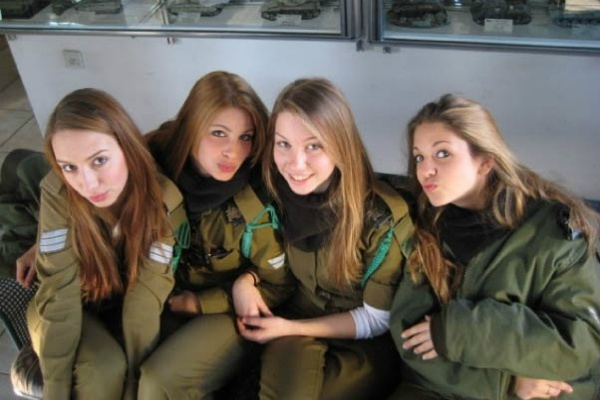 颜值即正义此国女兵美貌不输模特逛街也带枪不好惹