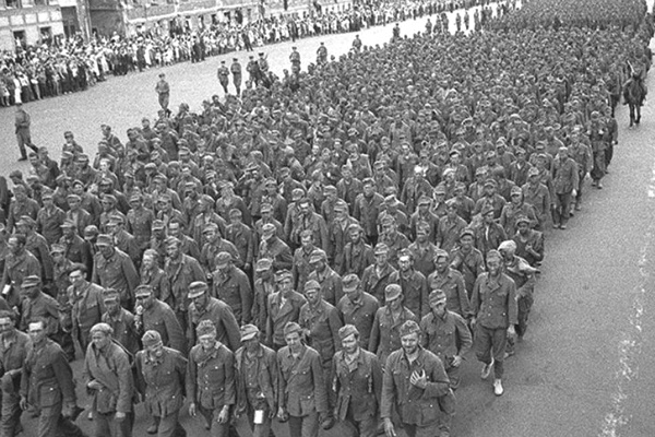 四次荣膺苏联英雄指挥百万大军横扫德国斯大林都敬他三分