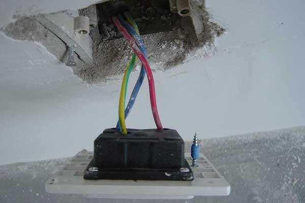 一般来说漏电保护还是不能取代底线的,因为漏电保护和地线同时安装才