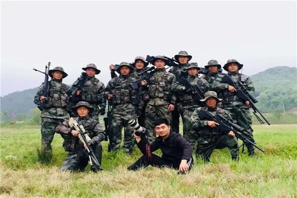 我叫刘梦缘,来自河南信阳,原为某旅"军事训练模范红四连"班长,于2017