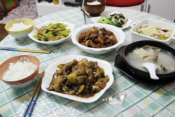 开学日,一家四口午餐,五菜一汤,老公孩子说在家吃饭真好