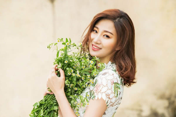 中饰演女教官凌云,在《我是特种兵之利刃出鞘》中饰演唐心怡,因搭档