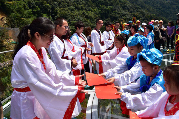 孩子送出拜师帖,父母赠文房四宝,广东多个家庭行传统的拜师仪式