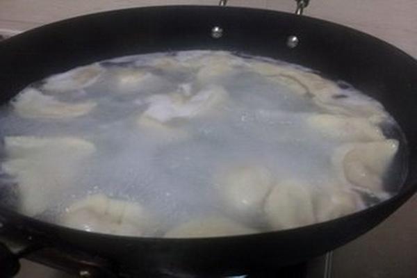 煮饺子,你是"水开了"再下锅吗?很多人都错了,所以饺子破皮