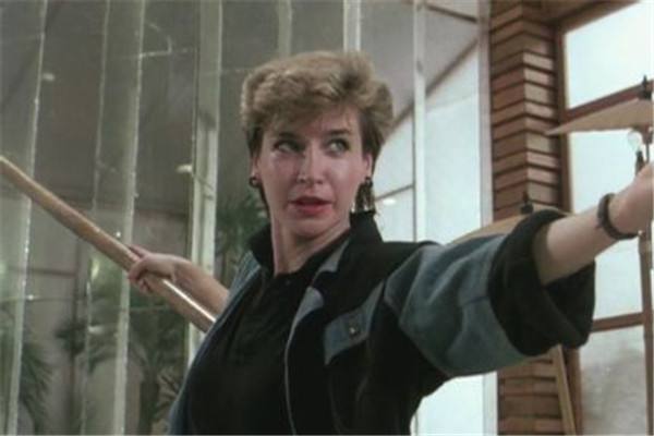 罗芙洛在80年代是相当红的,几乎每部动作片都有她的份,小编相信一定会