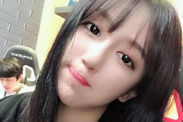 呆妹儿与老男人外出吃饭,被粉丝撞见瞬间变脸,呆妹儿:这是我爹