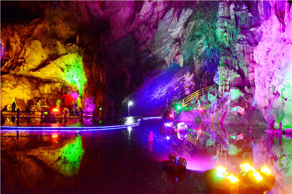 广东英德宝晶宫举办溶洞赏灯会,让游客白天也可以赏灯猜谜