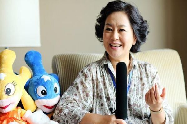 曾是央视著名主持人,陪伴大家度过童年,如今却被儿子气的头疼!