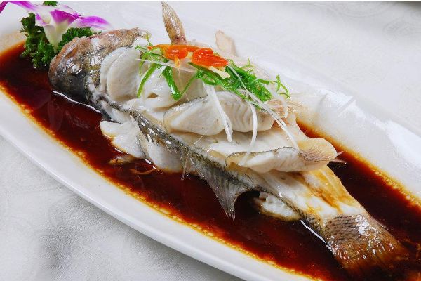 清蒸鱼时,不管什么鱼,粤菜大厨:多加"这1步",鱼肉特美味