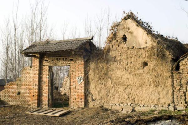 农村的老房子,为什么有人能住上百年,无人住几年就塌了