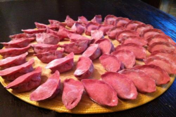 五,红色饺子绿色饺子皮一般都是用蔬菜榨汁和面,最常用蔬菜可以选芹菜