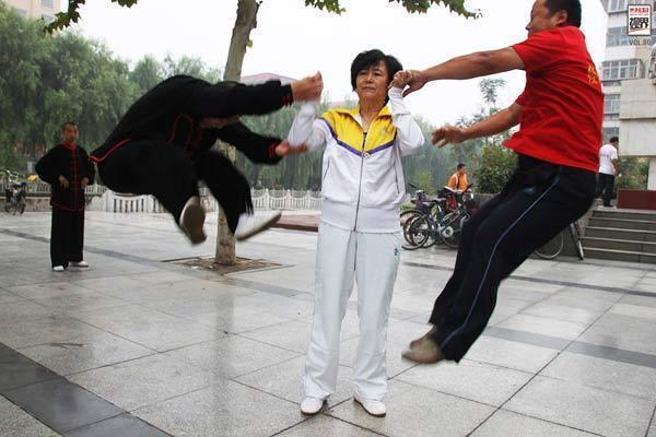 太极大师闫芳造假被揭发网友她徒弟的演技堪比周星驰