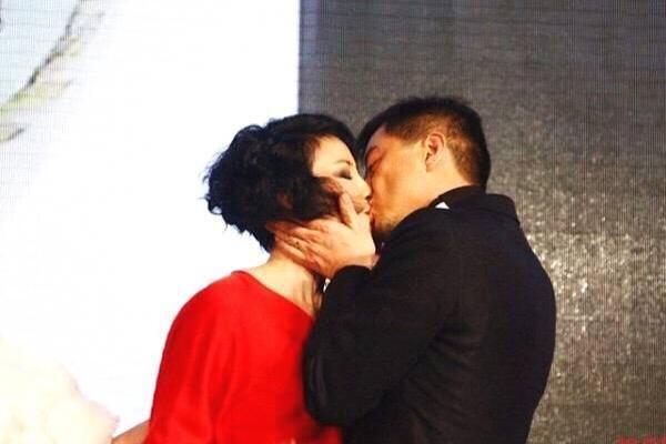 王菲谢霆锋接吻图片图片