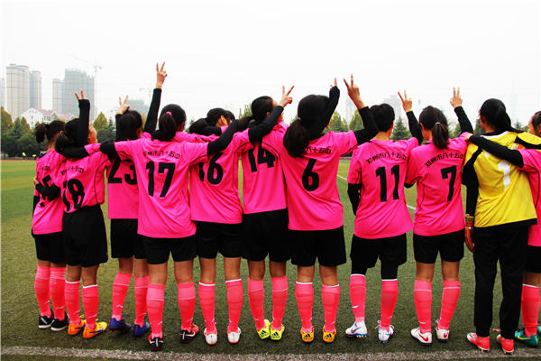郑州市第八十五中学荣获"市长杯"初中超级组女子足球比赛亚军