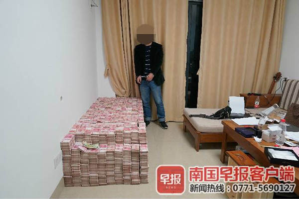 在抓捕现场抓获的犯罪嫌疑人和扣押的4700余万元涉案现金。