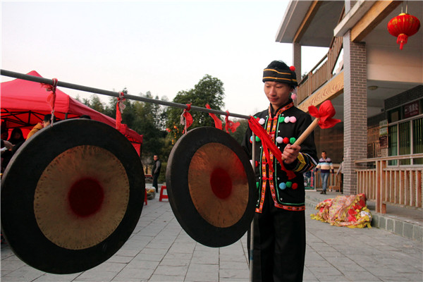 其他地方护林防火拉横幅,清远连山金子山则敲铜锣