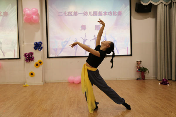 乐声悠扬 舞姿灵动 郑州二七一幼举行青年教师舞蹈基本功比赛