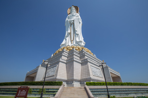 世界首尊金玉观音塑像,高108米,是全海南的镇岛之宝