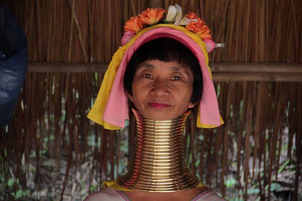 这个少数民族女人脖子套满铜圈最重可达10公斤认为长脖子最美