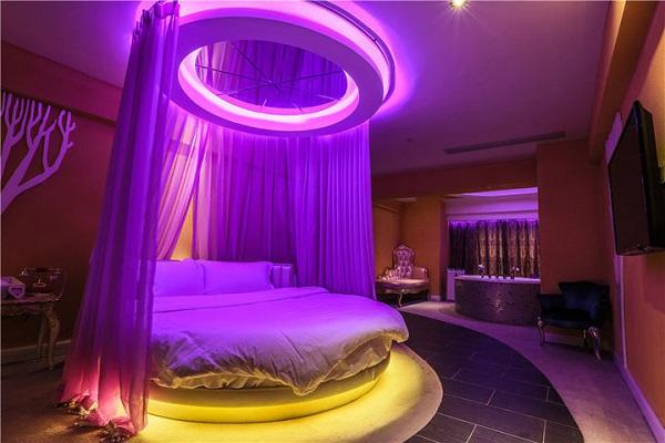 情侣酒店的大圆床有什么套路?服务员揭晓答案后,没体验过都想去