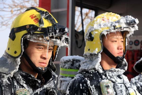 零下13度 新疆阿克苏消防员实战演习变成"冰甲"战士