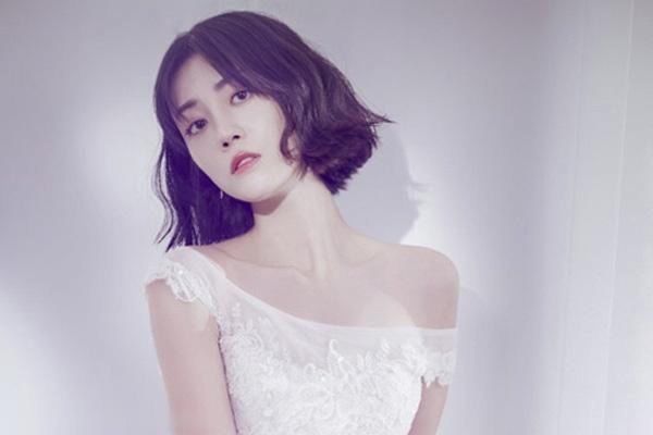 她曾是杨幂公司的"最美腿精",也是唯一跟杨幂解约的艺人!