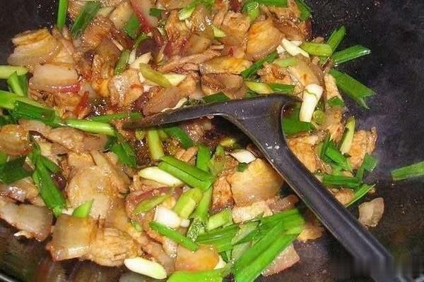 大蒜是个好东西,但炒菜时放错了,营养全无,什么时候放蒜才对?