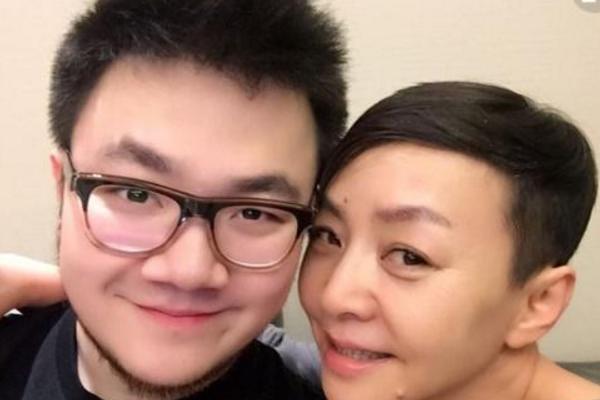 宋丹丹升级当奶奶与老公现身医院看娃小家伙和巴图很像