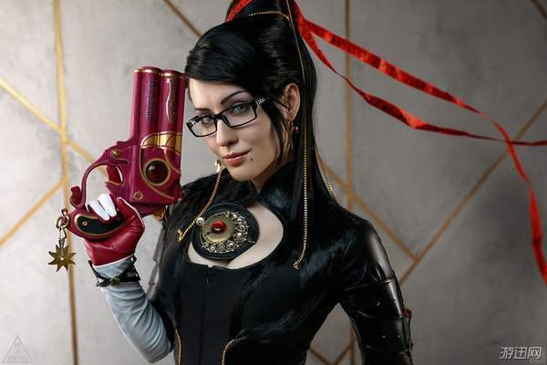 俄罗斯美女cos猎天使魔女贝姐冷艳御姐口含棒棒糖