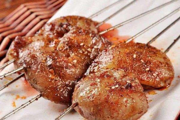 烤腰子,即烤羊腰子,是新疆人最为普知的补肾佳品了,在忙碌的烤肉摊子