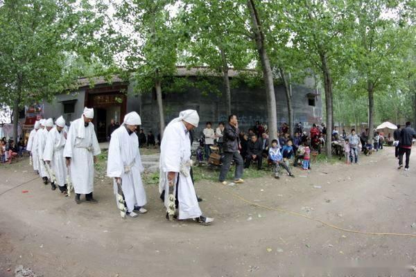 农村俗语"宁借炕办丧,不借炕办喜"啥意思?有道理吗?