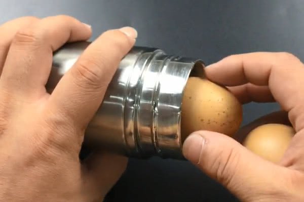 鸡蛋放进保温杯里,没想到还藏着一个"小秘密",学会受用一生!