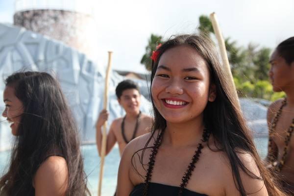 菲律宾东边岛屿上的原始部落,长得很像中国人,女人穿着"凉爽"