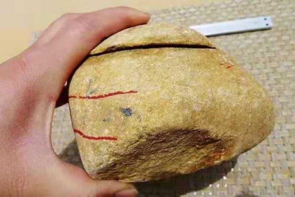 小伙3000买下黄灿灿的石头,切开整个人都惊呆了!