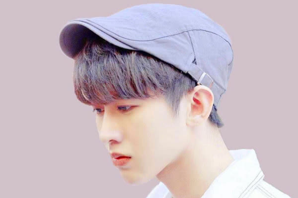 蔡徐坤为什么不喜欢戴帽子?当帽子扣到头顶的一瞬间,迷倒众人!