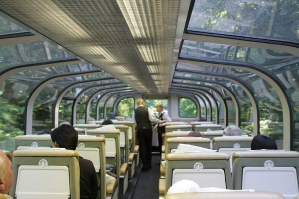 在加拿大乘坐透明火车是种什么样的体验?犹如坐在穿梭时光机中