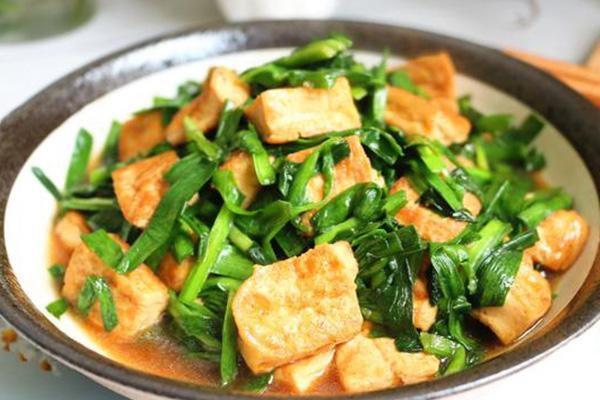 【韭菜烧豆腐】需要准备的食材:韭菜,嫩豆腐,盐,生抽,蚝油,糖具体的