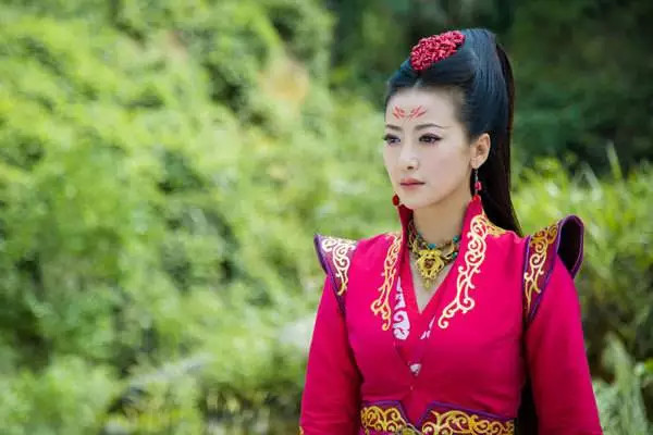 睿智妩媚的红玉她更是《古剑奇谭》里聪明伶俐的郭芙她是《神雕侠侣》